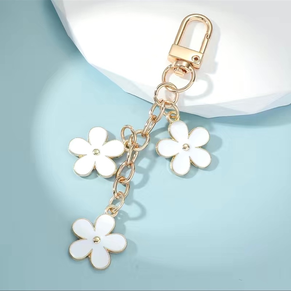 🌼keychain white flower design in Gold -tone